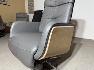 Relaxfauteuil, grijs leder, elektrisch verstelbaar